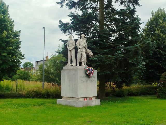 pomnikdnes
